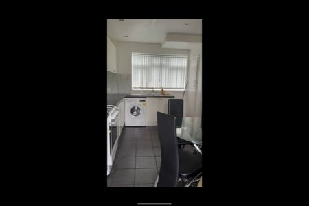 Room in a Shared House, Amberton Creaent, LS8 - Photo 4