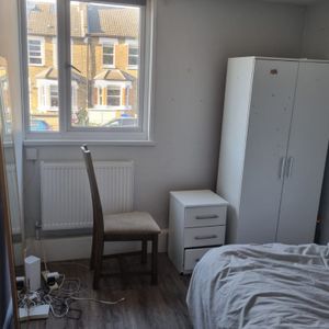 10 Priory court Cheltenham Road Peckham SE15 3BG - Photo 2