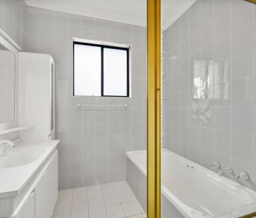 Spacious Four Bedroom Apartment At Top Floor - Photo 5