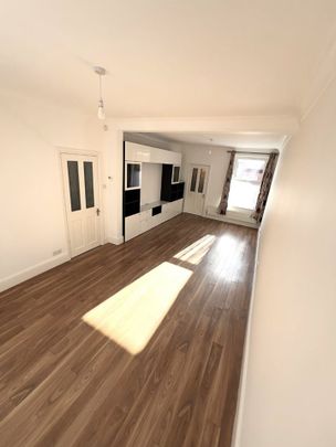 2 Bed Terraced House, Foxhall Road, NG7 - Photo 1