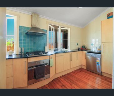 Spacious Three-Bedroom Home with Modern Amenities - Photo 6