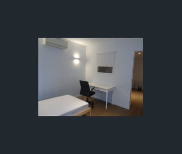 Fully furnished 2 Bedrooms Apartment Central of North Melbourne - Photo 1