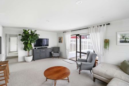 Lovely Renovated Family Home - Photo 2