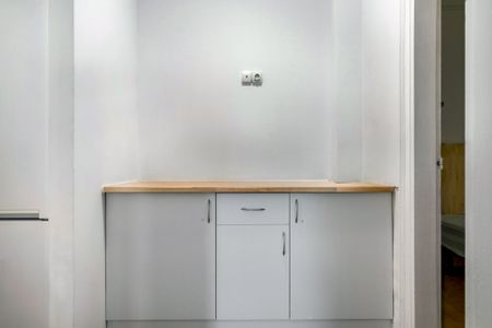 Nice and sunny room in Valencia street - Photo 3