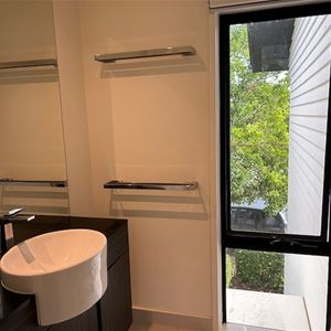 Share unit - main bedroom with Ensuite Perfect Location Hope Island - Photo 3
