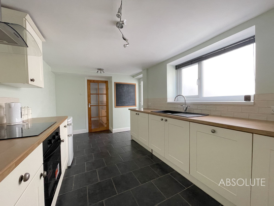 4 bed terraced house to rent in Upton Road, Torquay, TQ1 - Photo 1