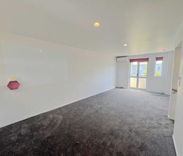 Convenient Glen Eden Living – 3 Bed Townhouse with Garage - Photo 3