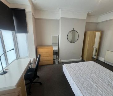 8 bedroom house to rent - Photo 1