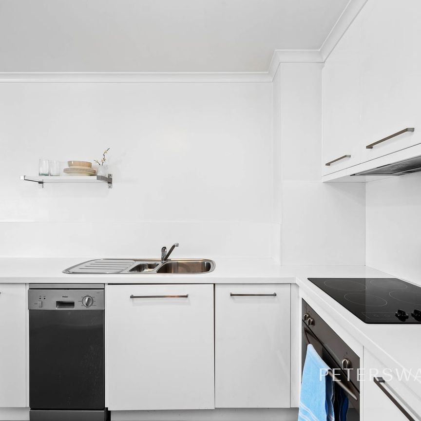 Beautifully maintained apartment with stunning water and mountain views - Photo 1