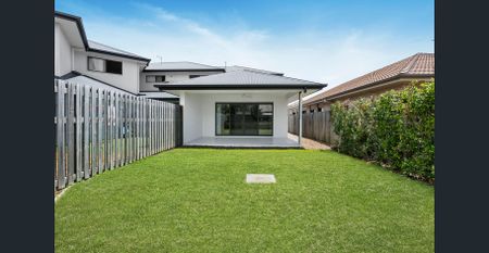 Modern living townhouse with close proximity to schools and public transport - Photo 4