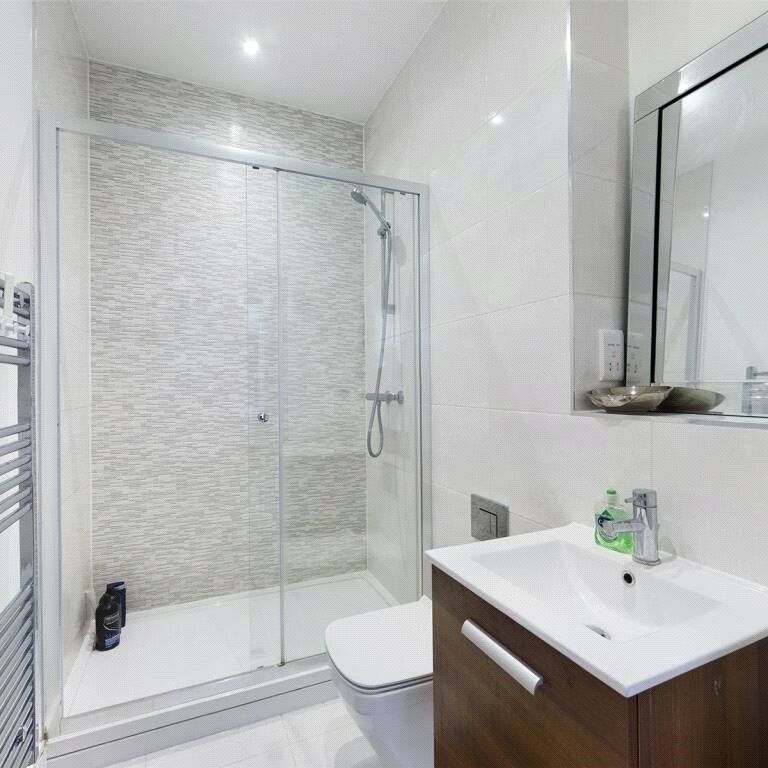 London Road, Staines-upon-Thames, Surrey, TW18 4HF - Photo 1