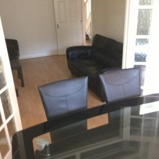 FOUR BEDROOM-2 BATHROOMS-NEWLY REFURBISHED-5 MINS FROM BCU-£80 P/W... - Photo 1