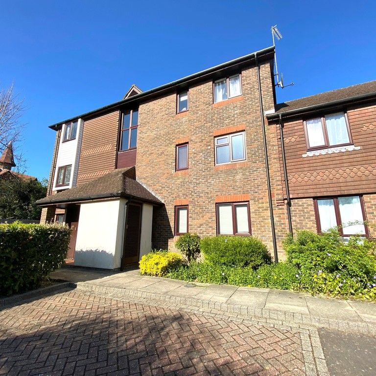 2 bed apartment to rent in Woodhams Close, Battle, TN33 - Photo 1