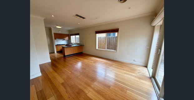 Spacious single-level townhouse in a prime lifestyle location - Photo 1