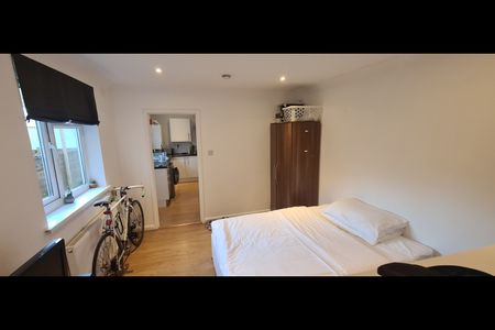 1 Bed Flat, Dartmouth Road, SE23 - Photo 2