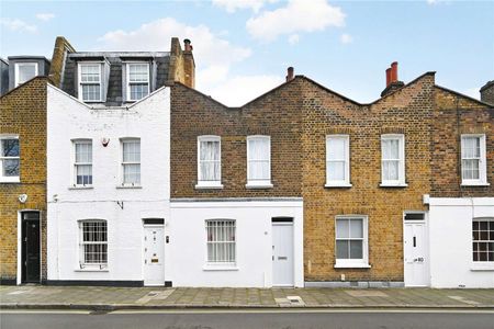 Charming two bedroom terraced house with private outdoor space - Photo 5