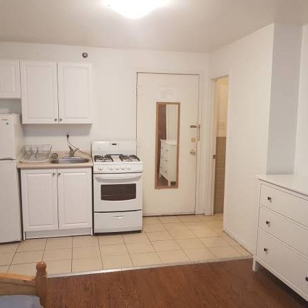 Toronto Bachelor Apt Available Utility Inclusive - Photo 1