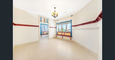 Duplex Sized, Renovated Apartment with Harbour Glimpses - Photo 2