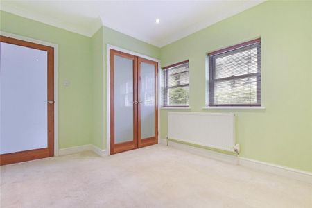 2 bedroom house in London - Photo 2