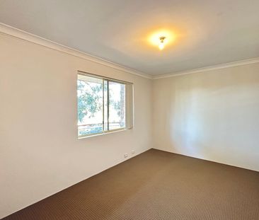 SPACIOUS TWO BEDROOM APARTMENT - Photo 3