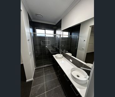 Spacious & Modern Family Living in the Heart of Clyde North - Photo 3