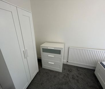 4 bedroom end of terrace house to rent - Photo 3