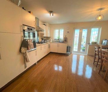 3 bedroom end of terrace house to rent - Photo 2