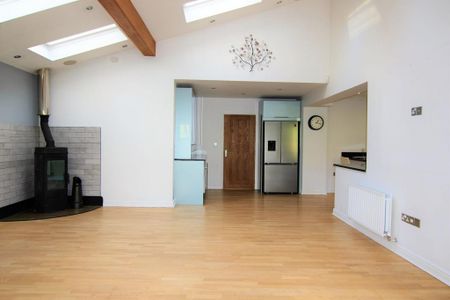 4 bedroom detached house to rent - Photo 3