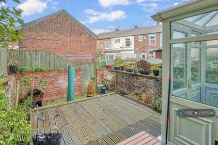 2 bedroom end of terrace house to rent - Photo 3