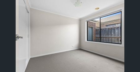 Immaculate Four-Bedroom Home in Prime Lyndhurst Location! - Photo 3