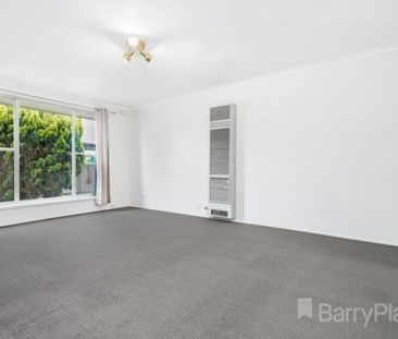 Charming 2 Bedroom Front Unit with Private Courtyard - Photo 1