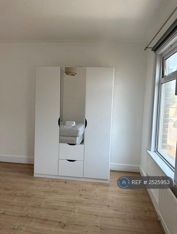 4 bedroom terraced house to rent - Photo 3