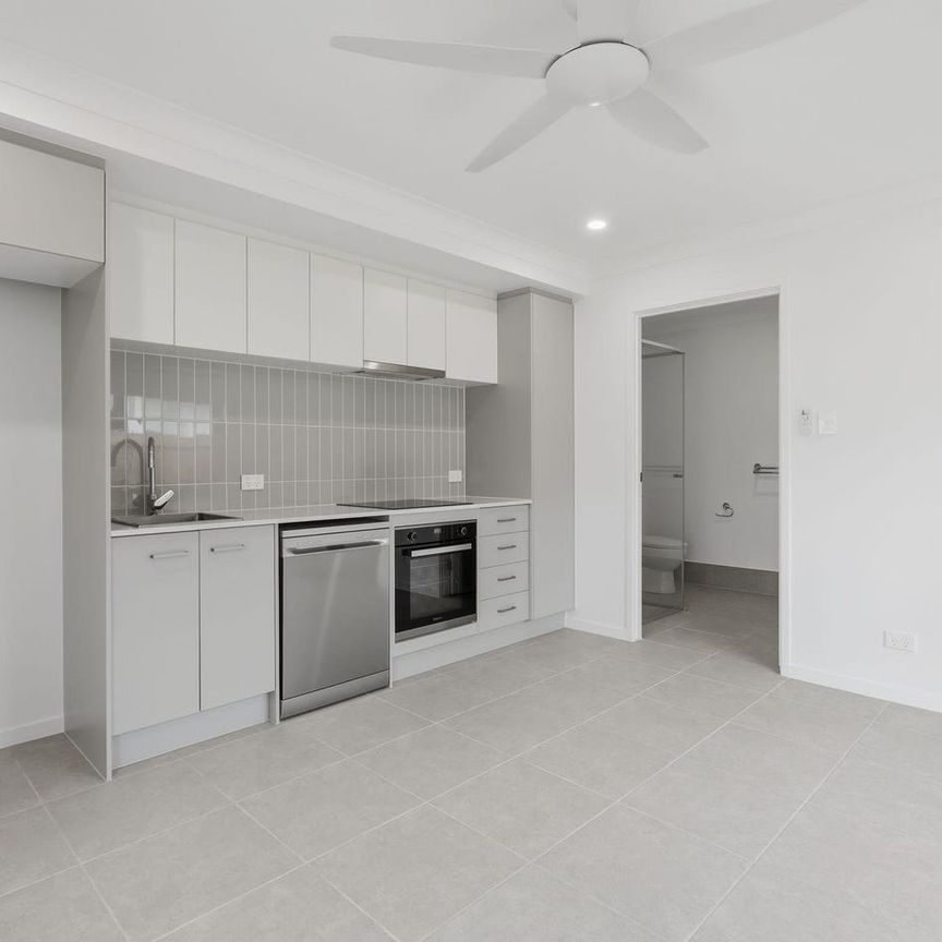 🌊 Live the Beachmere Dream 🌊 - Photo 1