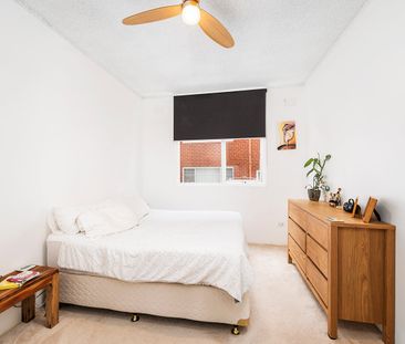 Bright and airy apartment with wooden floors - quiet street - Photo 3