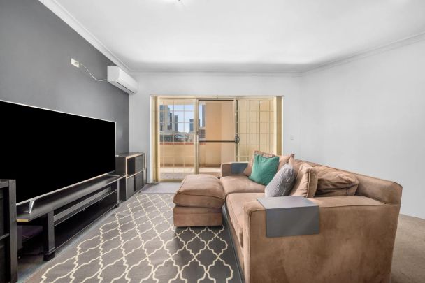 Beautiful apartment in a Leafy Park-side Location - Photo 1