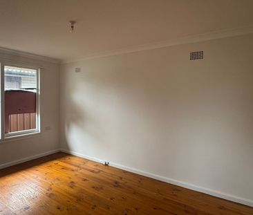Three Bedroom Family Home Freshly Painted - Photo 4