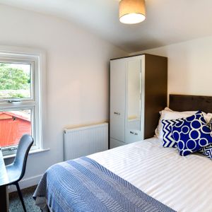 Modern Ensuite Near the Bristol Cycle Path - Photo 2