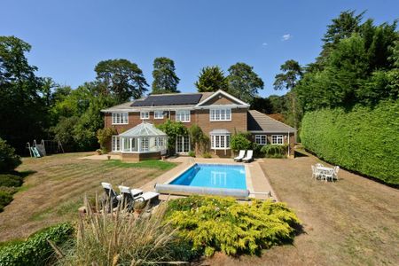 6 bedroom detached house to rent - Photo 2