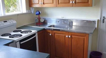 3 bedroom flat - Whiteware included - 2 Showers - Photo 3