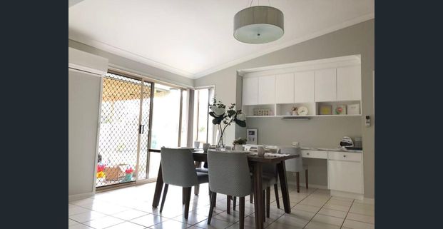 Covenient location, beautiful family home! - Photo 1