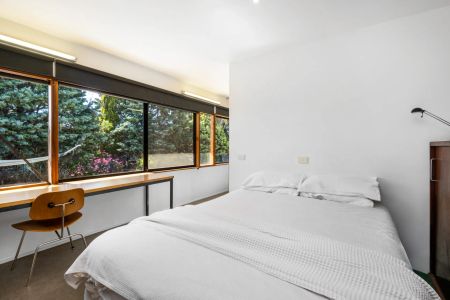 Architecturally Designed & Full of Character – Furnished Living in St Leonards - Photo 3