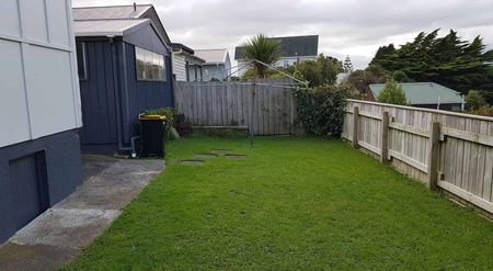 2 Bedroom Sunny Art Deco Style in Paparangi - Photo 2