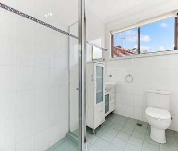 Bright & Spacious Three Bedroom Ground Floor Duplex - Photo 4