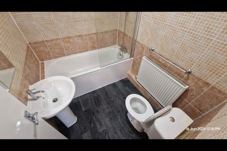 2 Bed Flat, Tooting High Street, SW17 - Photo 5