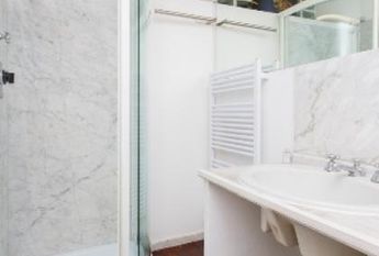 Center-Popolo: Modern, renovated 1 Bedroom, bath, kitchen. Parquet floors, bright, silent, located in beautiful villa near center, park, transport. Ref 847