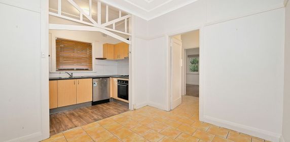 Spacious Art Deco Apartment - Photo 2