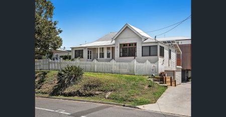 Beautiful Family Home in Heart of Taringa - Photo 3
