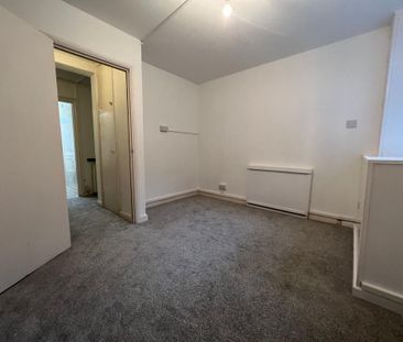 3 bedroom flat to rent - Photo 4
