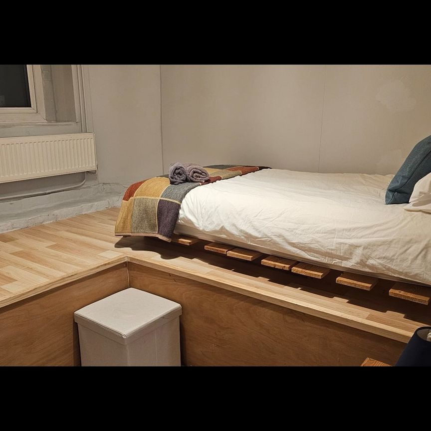 Room in a Shared House, Bath Road, RG1 - Photo 1