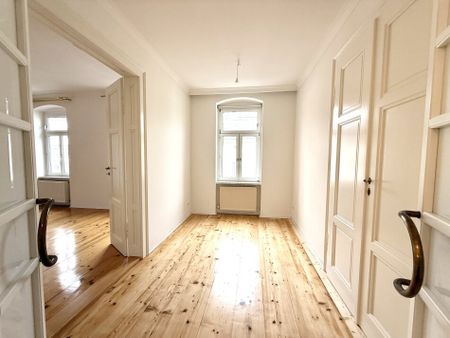 Großzügige Altbauwohnung mit klassischem Charme in zentraler Lage - Foto 2